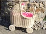 Puppenwagen aus Weide mit rosa Babydecke Buggy II.